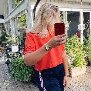 T-shirt ”sweater”  - Säljer denna orangea fina T-shirt ”sweatern” från COS med vita ränder på armarna. Köpt i Italien men kommer aldrig till användning. Väldigt bra skick! Storlek L men skulle mer säga att den sitter som en M. 80kr + frakt 🥰