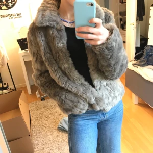 Fluffig fakepäls från VILA - Grå superfluffig, varm och mjuk jacka från VILA. Nästintill nyskick. Inga defekter. Köpt för 1000kr i Vila i Täby Centrum ❤️