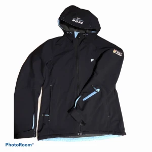 Peak performance unisex - Använd men i gott skick. Storlek m. Vind och vatten tålig. Lätt fodrad. 