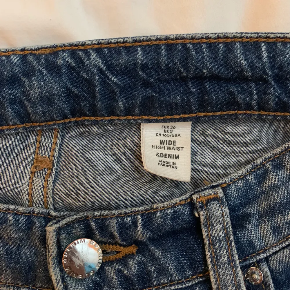 Högmidjade jeans i mycket bra skick, knappt använda! Frakten ingår inte, fråga om du undrar något! 💘. Jeans & Byxor.