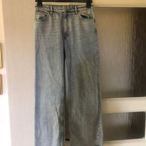 Säljer dessa snygga vida jeans från monki i storlek 27, använt dem en gång och säljer dem för de är lite för stora för mig i midjan. Även klippt dem lite kortare för de var för långa för mig. (Är 1,63 cm) , du står för frakt