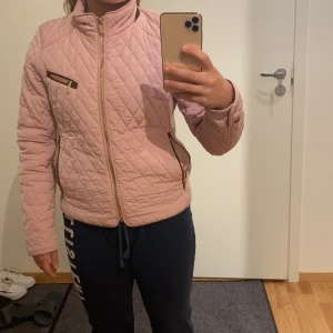 Höst jacka  - I storlek 36, märket Saki Sweden. Frakt till kommer.  Priset kan diskuteras 