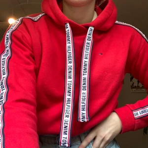 Hilfiger Hoodie - Säljer min Tommy Hilfiger hoodie som inte kommer till användning. Super bra skick! Croppad fit.