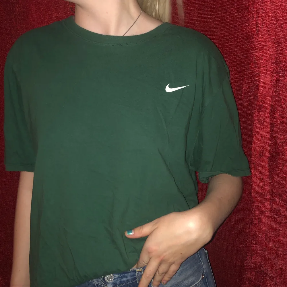 Oversized grön t-shirt från Nike. Inköpt second hand i Paris, ej använd många gånger! Startpris 50kr - Buda i kommentarerna 💖🕊 Jag uppdaterar här i beskrivningen vad högsta budet ligger på. (Köparen står för frakt). T-shirts.