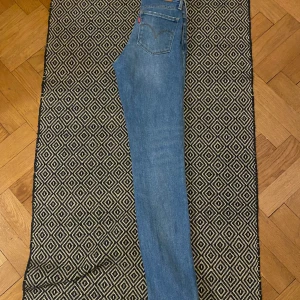 Jeans från Levis - Normalmidjade jeans från Levis i gott skick, storlek 24 (xs)