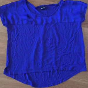  - Tröja från Gina i fint skick. Uppe vid axlarna är tyget i siden typ. Skickas gärna mot postförskott. 