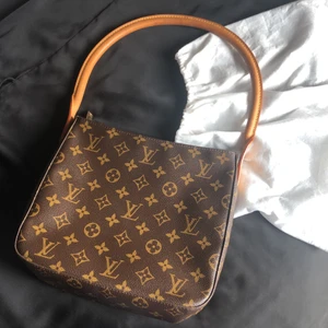 Louis Vuitton  - Säljer en oanvänd äkta Louis Vuitton väska (se äkthetsintyg) pga att jag inte använder den. Väskan är köpt för 4000kr