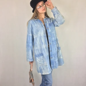 Denim coat jacket  - En snygg oversize kappa i tunn denim tie die material! Några få fläckar finns runt halsen och ner. Vet ej om det går att få bort. Påminner om tidiga 2000’s denim trenden. 