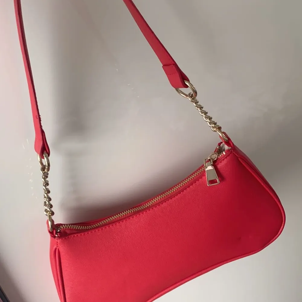 Jättefin röd handväska som verkligen kan höja upp en outfit! Helt oanvänd så den är i helt nytt skick. Säljer väskan för 100kr men frakt tillkommer! Skriv gärna om du har några funderingar eller om du är intresserad!❣️❣️❣️❣️. Väskor.