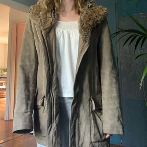 Vinter/vår jacka - Jättesnygg vinter/vår jacka! Håller värmen, vet tyvärr inte om det är äkta mocka och päls då den är köpt på second hand❤️det är bara ”päls” inuti luvan ej utanpå💖kan mötas upp om du bor i sthlm och ej vill betala extra för frakt💖