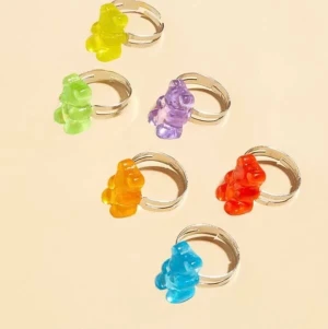 Gummibjörns ringar! - Super gulliga gummibjörns ringar! Finns i färgerna blå, gul och lila. Gör varje outfit finare och passar till alla fingrar. Storleken är justerbar.  48kr st 200kr för alla  + 11 kroner frakt!