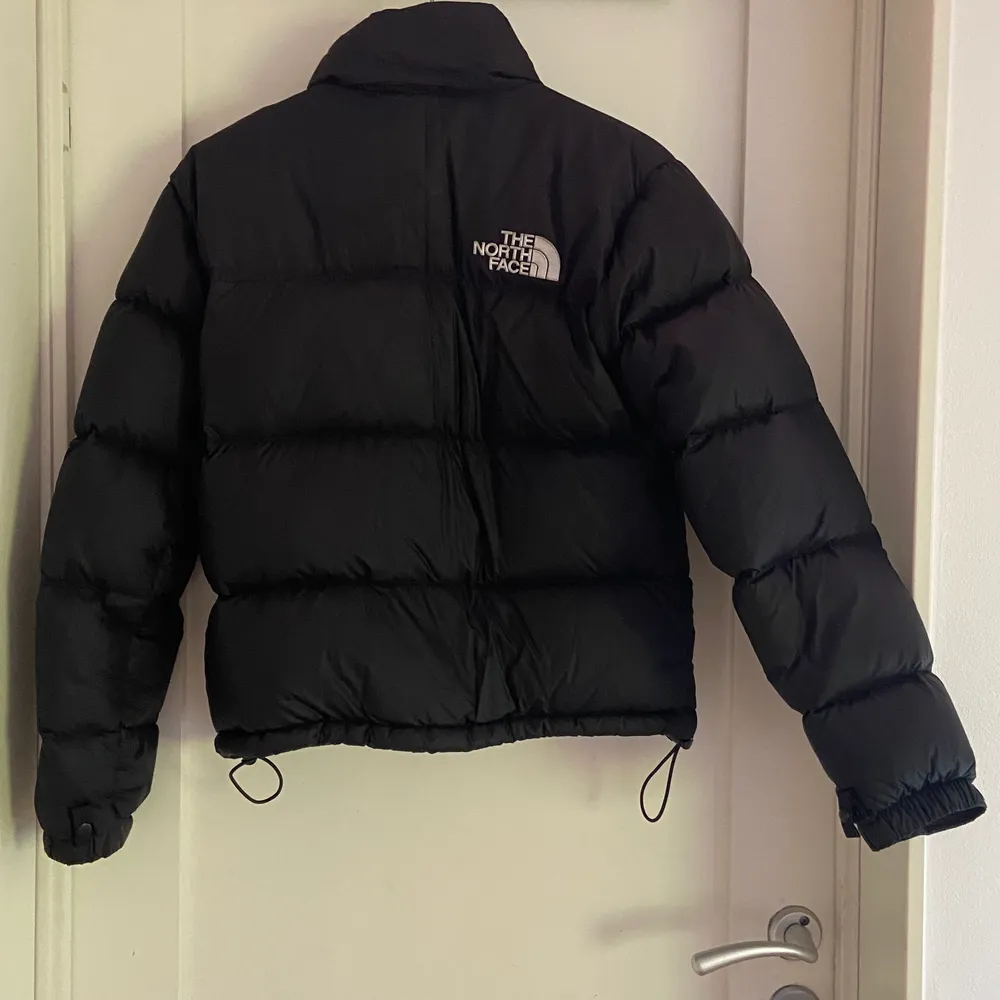 Säljer min fina North Face dunjacka som jag köpte för 2800 kr i vintras på Zalando💓 Den är fortfarande i jättebra skick!! Buda, priset börjar på 1400 kr🥰 Budgivning avslutas 25 September☺️ Frakt tillkommer på 95 kr! högsta bud 2100 just nu :). Jackor.