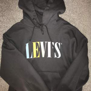 Jätte fin grå ÄKTA Levi’s hoodie strlk XS men passar mej som är strlk S köpt från carlings för 1100 säljer för endast 250+frakt!! Aldrig använt andats tästad skick 10/10!  Säljer pgr aldrig kommit till användning.