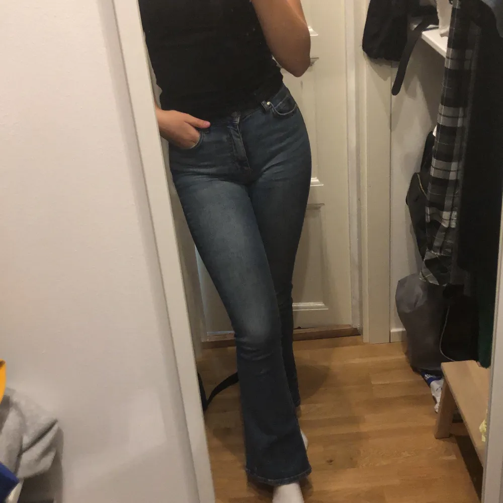 Botcut jeans ifrån Gina tricot. Normal hög midja. Säljer då det inte är min stil. Använda några få gånger. 350kr kan bjuda på frakten vid enkel affär. Jeans & Byxor.