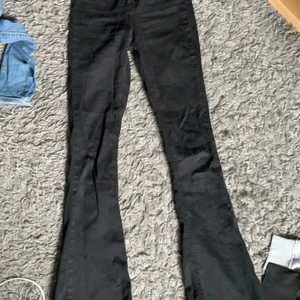 Bootcut Jeans Ginatricot - Säljer mina svarta bootcut jeans i modellen ”Natasha” från Gina tricot. Storlek XS. Använda fåtalet gånger och är i mycket fint skick
