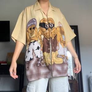 Oversized skjorta med animerat motiv - Superoversize skjorta med animerat motiv. Satinmaterial. Sparsamt använd. Köpt i Barcelona