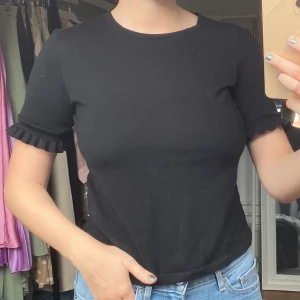 Topp Zara - Gullig topp från Zara med volanger på armarna. Använd ca 2-3 gånger, är i nyskick. Passar XS&S🦋 skriv i dm vid intresse eller frågor💗