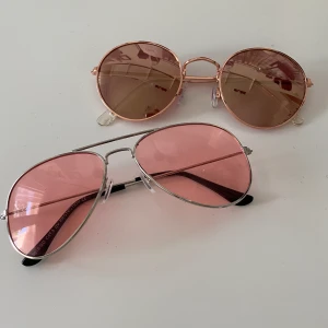 Solglasögon - 1 för 15 kr, 2 för 20