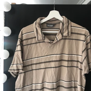 Skön och stor piké  - Jätteskön och mysig. Storlek L men sitter snyggt oversized på mig som är S. Köpte i Paris. 