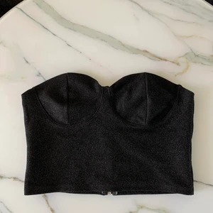 Svart glittrig topp - Svart glittrig topp som tyvärr är lite förstor för mig stl m 