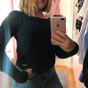 stickad hollister tröja  - Mörkblå mjuk tröja från hollister, passar med allt! 