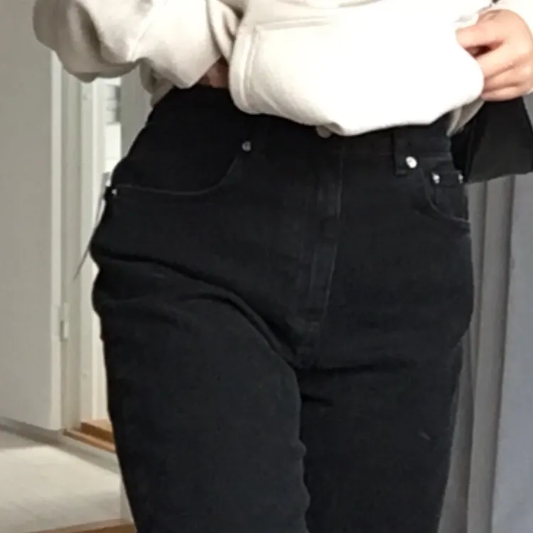 Helt nya mom jeans från NA-KD, helt oanvända + lappen sitter kvar. Säljer för att de är för stora för mig . Jeans & Byxor.