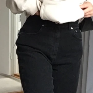 NA-KD mom jeans - Helt nya mom jeans från NA-KD, helt oanvända + lappen sitter kvar. Säljer för att de är för stora för mig 