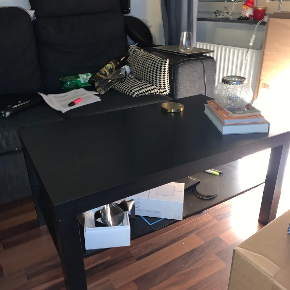Säljer ett svart soffbord från Ikea, 50kr. Bra skick. Finns att hämta i Göteborg. 90x55cm. (Soffa och soffbord kan köpas tillsammans för 500kr). Övrigt.