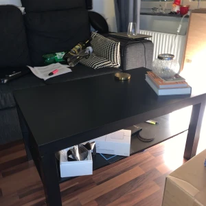 Soffbord - Säljer ett svart soffbord från Ikea, 50kr. Bra skick. Finns att hämta i Göteborg. 90x55cm. (Soffa och soffbord kan köpas tillsammans för 500kr)