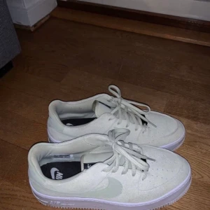 Nike air force 1  - Fina Nike sneakers står att det är storlek 40 men passar också 39✨ bara änvända fåtal gånger