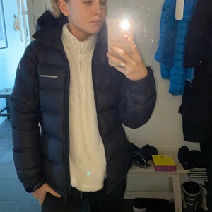 Peak jacka  - Säljer min favorit jacka😣 säljer pågrund av att jag vill köpa en annan men super bra skick är den! Svart i färgen och ingen kråma elr fläck! (Stolek Xs men passar även S) och köpt på peak performance :) köparen står för frakten🥰 skicka meddelande vid fråga elr fler bilder💞