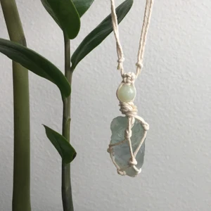 Fluorit Halsband - Handgjort makramé halsband gjort av vit bomullstråd, grön Fluorit och Jade. Kristallen är blå men man kan ana lite lila i vilket är väldigt vackert! Halsbandet är även justerbart! Alla kristaller jag säljer är äkta. Har du några frågor så får du gärna skriva till mig privat. Frakt: 12kr 🦋