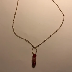 Gulligt egen gjort halsband - Guld halsband med röda och råsa stenar