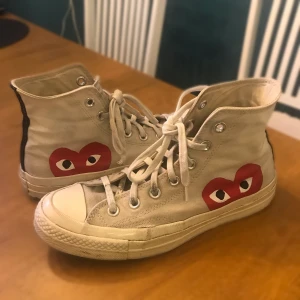 Converse X Comme Des Garçons Play - Väl använda skor men funkar fortfarande. Älskar den sunkiga stilen, har länge varit ett par favoriter. Säljer nu när jag köpt ett par nya. Annars är de ej förstörda inuti så de är i ganska bra skick 👍 Köp nu!
