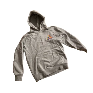 Palace Hoodie - Säljer en stor favorit. En Palace hoodie som trendar mycket just nu. köpt från Plug Me Please i sommras. Använd ca 5-10 gånger och den har ingen skada alls. Lite skrynlig på bilden men de går lätt bort me ba en strykning. Har haft den i en låda. Condition 8.5/10. 💛  Denna hoodien kan bli din! + kom ihåg se att snörerna är borta på tröjan!