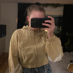 beige croppad jacka - snygg, beige, sportig, croppad jacka! köpt på zalando för 250kr. Knappt använd!! PRIS KAN DISKUTERAS! Kom med bud 🥰