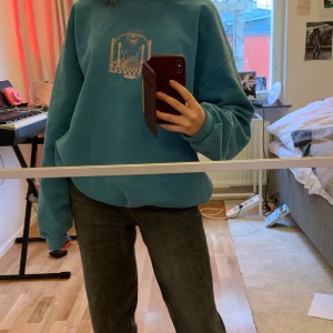 Sweatshirt från Urban Outfitters  - Skit snygg sweatshirt från Urban Outfitters, köpt på ”man avdelningen”! Så fin färg och har bara testat den! Sweatshirten är och ska vara lite ”nopprig” eller ”vintage” till sättet. Den är i storlek S-p och passar bra på mig som är en xs-s. Köpte för 700kr, så säljer endast vid bra bud! 