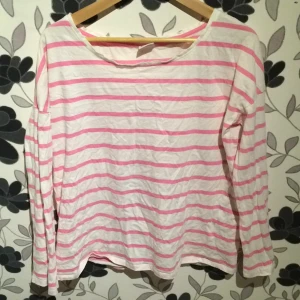  - vit och rosa randig tröja från gina tricot

betala gärna med swish!

pris + frakt

kan även lämnas i Örebro, Askersund eller Hallsberg
