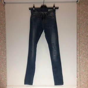 Jeans - Tighta blåa jeans från Crocker. Aldrig använda. Storlek 26/32. Kunden står för frakten 💗