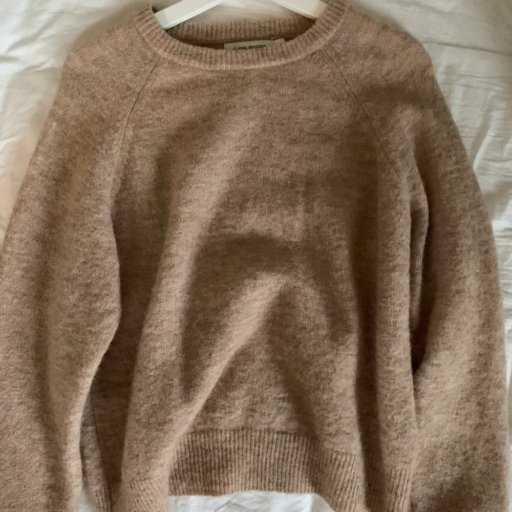 Beige stickad tröja från Carin Wester i storlek S, köparen står för frakt 63kr💗. Stickat.