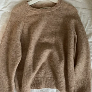 Beige stickad tröja - Beige stickad tröja från Carin Wester i storlek S, köparen står för frakt 63kr💗
