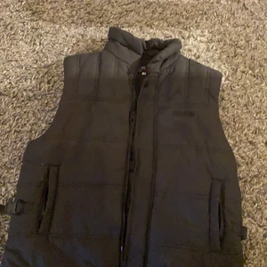 Väst - Köpt här på Plick men var tyvärr för liten för mig. Superfin, svart. 