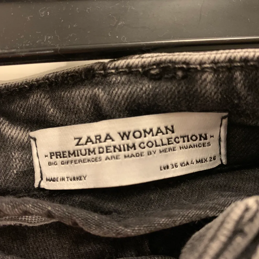 Snygga Zara byxor i svart-grå med fickor längs benen. Sitter skitbra, storlek 36 :) Nästan helt nya, använda 1-2 gånger. Startbud 30kr, köpare står för frakt skickas spårbart 63kr eller möts upp i Malmö 💓 . Jeans & Byxor.