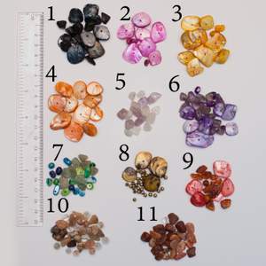 Säljer några kit med blandade stenar och pärlor. Vet tyvärr inte vilka material de är men de är riktigt vackra! 10:-/kit. Färgen kan variera något beroende på skärminställningar. Frakt från 11:- beroende på vikt. 