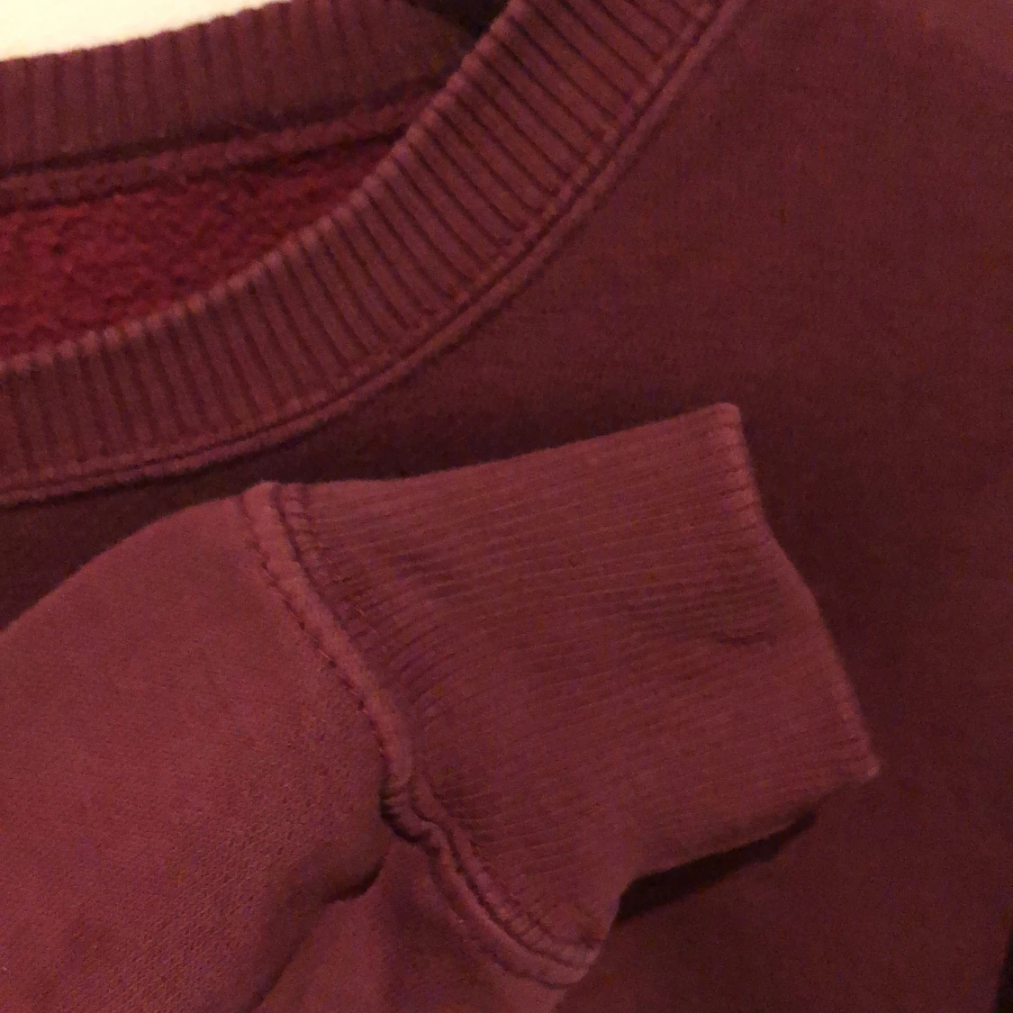 Vinröd collegetröja - 91