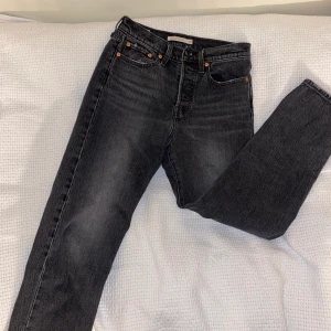 Levi’s Jeans W25 L26 Wedgie Straight 200kr - Säljer mina Levi’s jeans som jag bara har använt två gånger. Strl w25 och L26, 1 av 10 levis jeans har inte ”levis” på den röda tagen på bakfickan, dessa är såna. Köpta för 600kr säljs för 200kr + 40kr frakt eller mötas upp i Uppsala