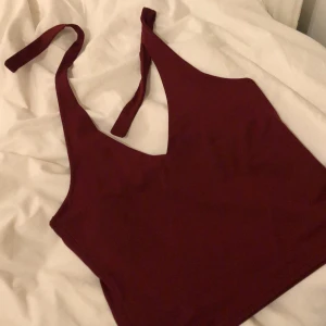 Vinrött halternecklinne - Vinrött halternecklinne med 90talstouch i mjukt och bekvämt tyg!💕✨ storleken är angiven som 40 men den passar mig som vanligtvis är en small/medium