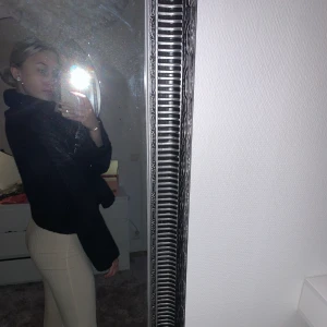 Svart polotröja från Gina - En jättemysig svart polotröja från Gina. Strl S men passar även en M 