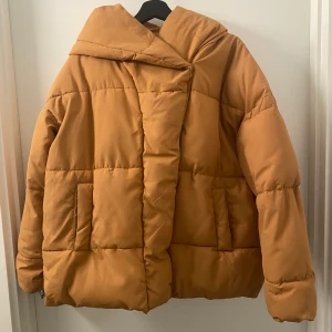 Jacka, H&M - Säljer min gamla jacka från H&M. Jackan har några svarta fläckar men syns inte jättetrydligt förutom fläcken vid dragkedjan men den är ganska liten ändå. 