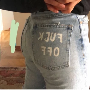 Zara jeans - Zara straight jeans i storlek 36. Handmålat på bakfickan. Säljs då de är för stora för mig. Skick 9/10. Endast förstora